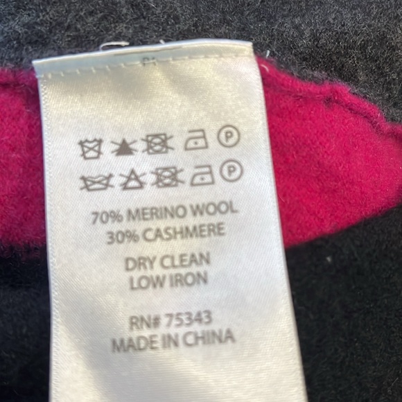 Tahari Wool and Cahmere Poncho - Picture 9 of 9